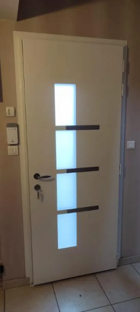 Installation d'une porte d’entrée en aluminium monobloc modèle Pastel 4 haute performance thermique à Chevigny-Saint-Sauveur en Côte d'Or