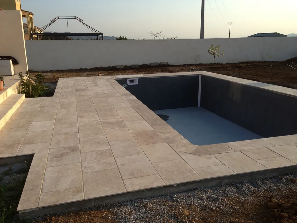 Construction d'une piscine béton avec plage en prolongement d'une terrasse par Aquarev'Piscines à Oraison 04700