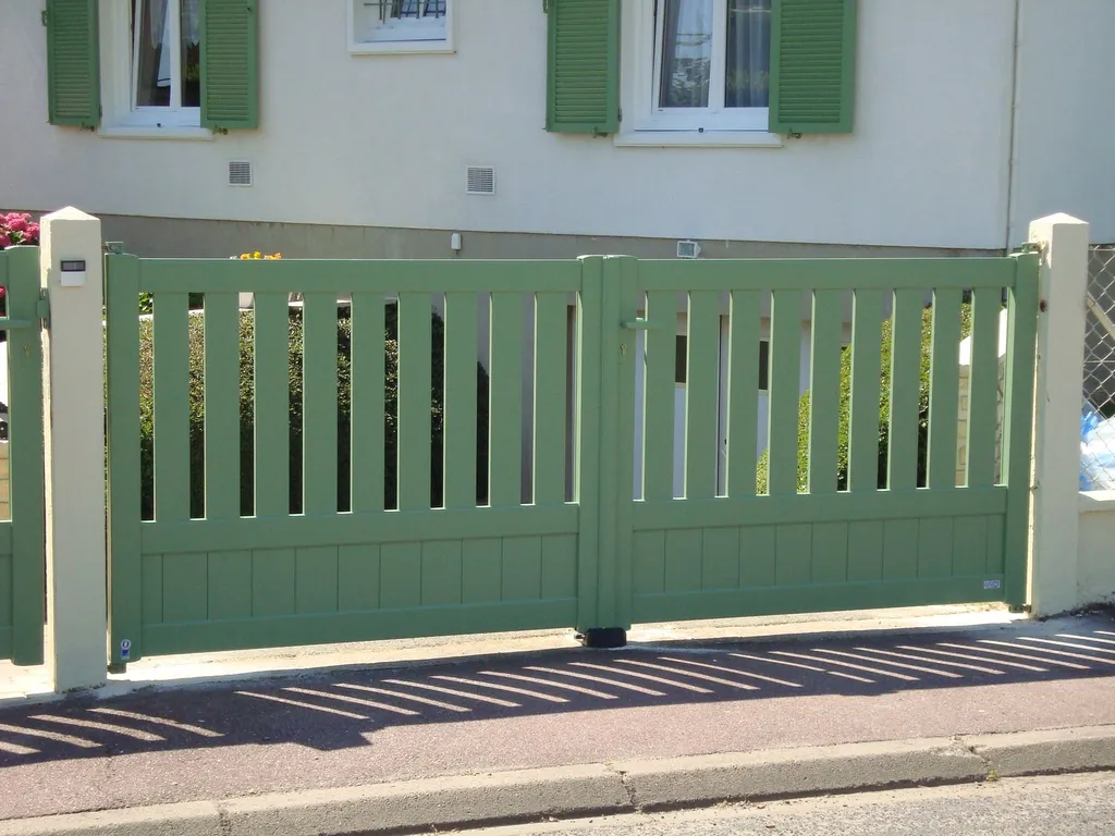 Installation de Portail en aluminium Battant, Modèle Plein/Semi-Ajouré Coordonné Sur-Mesure à Pont l'Évêque dans le Calvados 14 et Saint-André-d'Hébertot