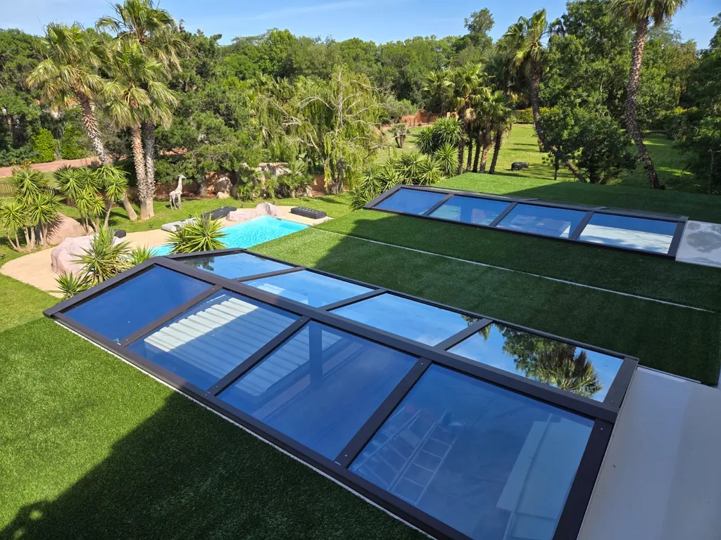 Extension toit plat avec puits de lumière et toiture synthétique végétalisée à Mougins