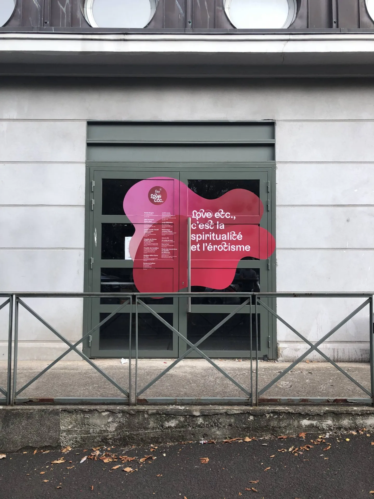Décoration de vitrine impression et pose exposition LOVE à lyon