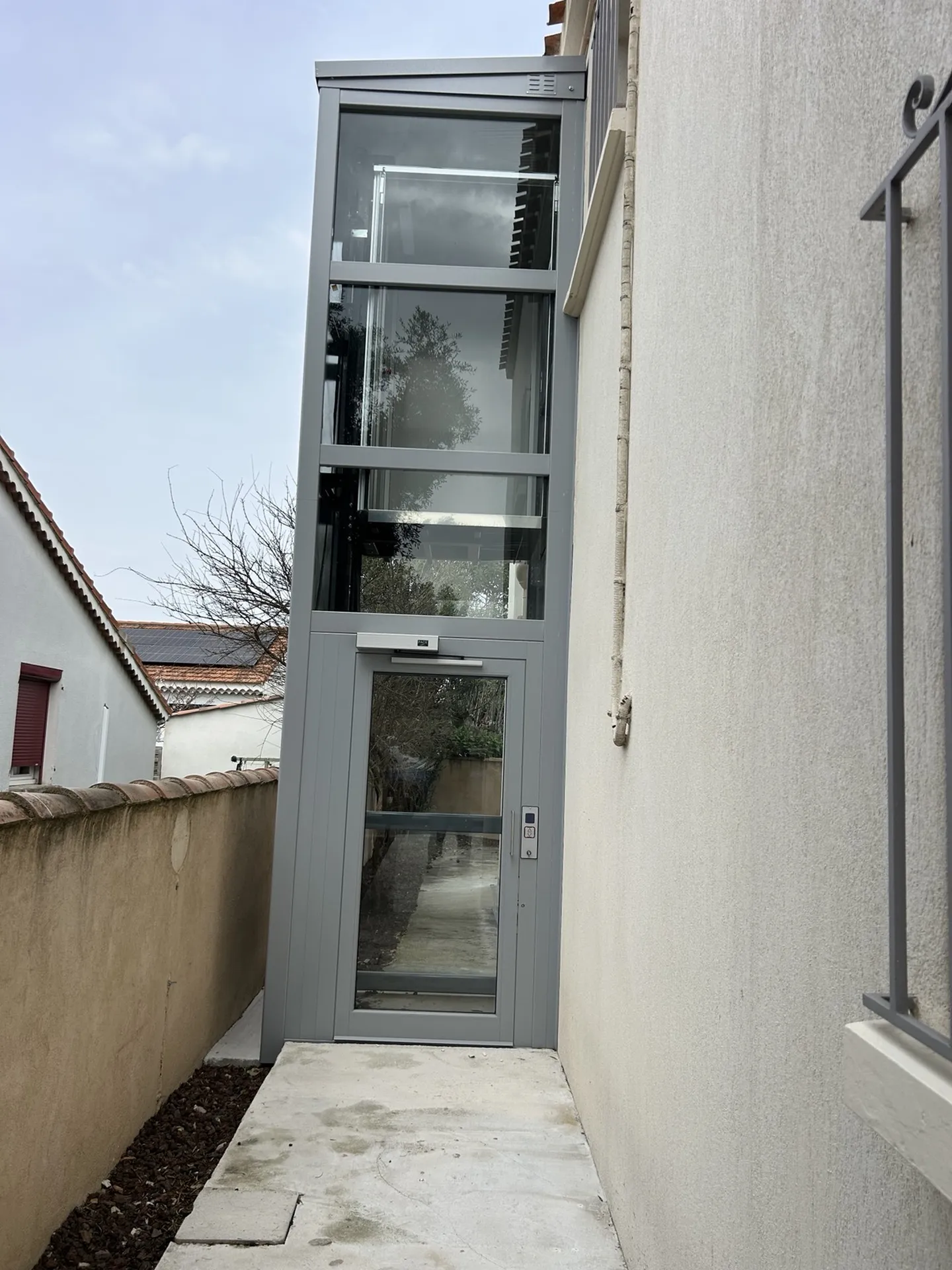 Le pylône autoporteur du VIMEC E10, un must pour une accessibilité réussie dans cet ERP à Marignane