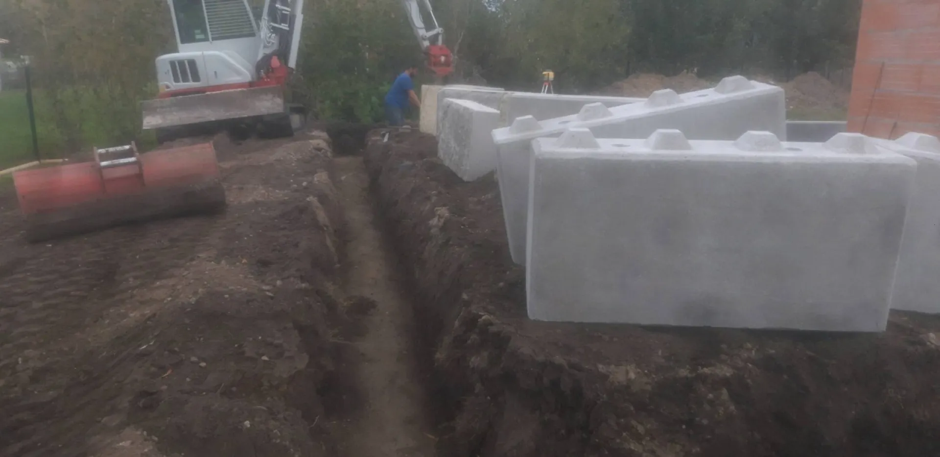 Créations d'un mur de soutènement pour maintient de terrain  sur l'ariere d'une piscine  avec légo béton préfabriqué chez  un particulier. sure la commune de la bréde en gironde 