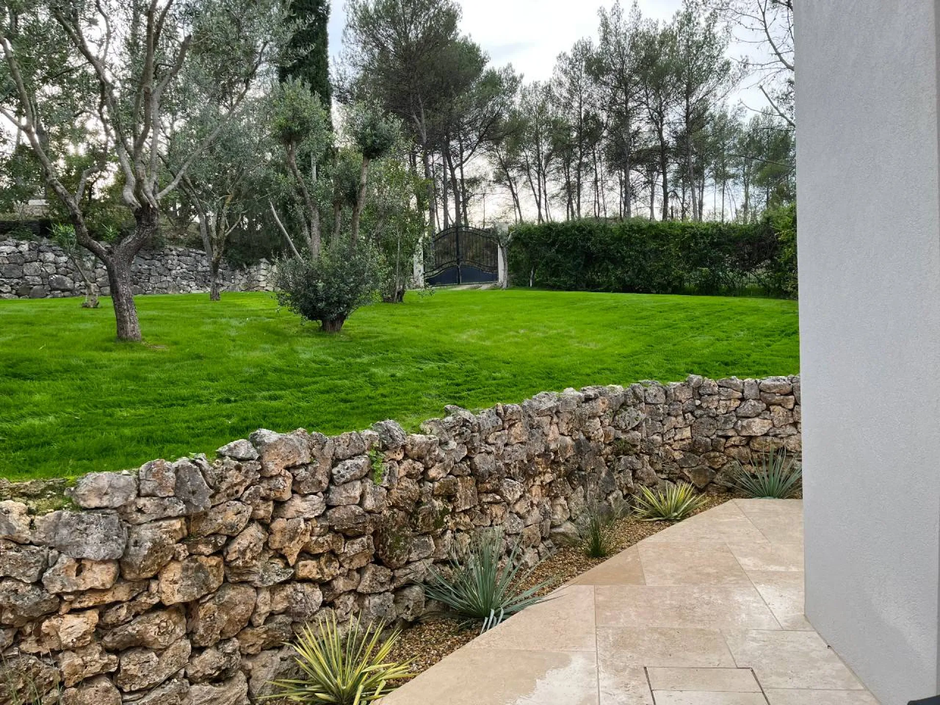 Artisan paysagiste pour enrochement jardin Aix en Provence
