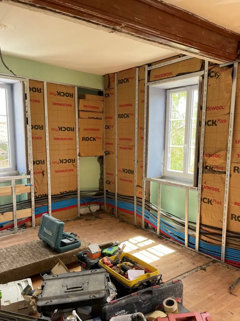 Pose d’isolant en laine de verre pour isolation thermique intérieure des murs à Anse (Rhône 69)