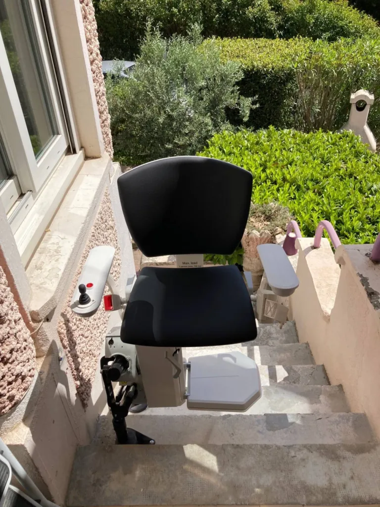 Position de l'assise une fois la rotation réalisée de facon simple, sécurisée avec ce fauteuil monte escalier à Orange près d'Avignon