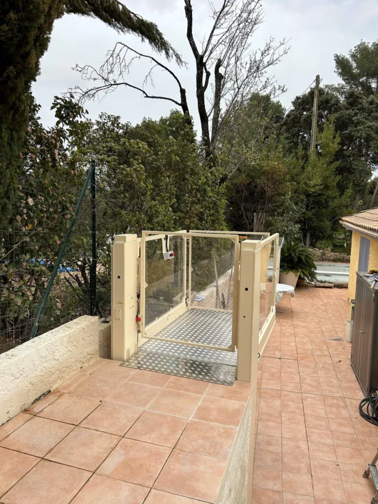 L'accès supérieur de la plateforme élévatrice Strategos en extérieur sur 2 niveaux à Marseille