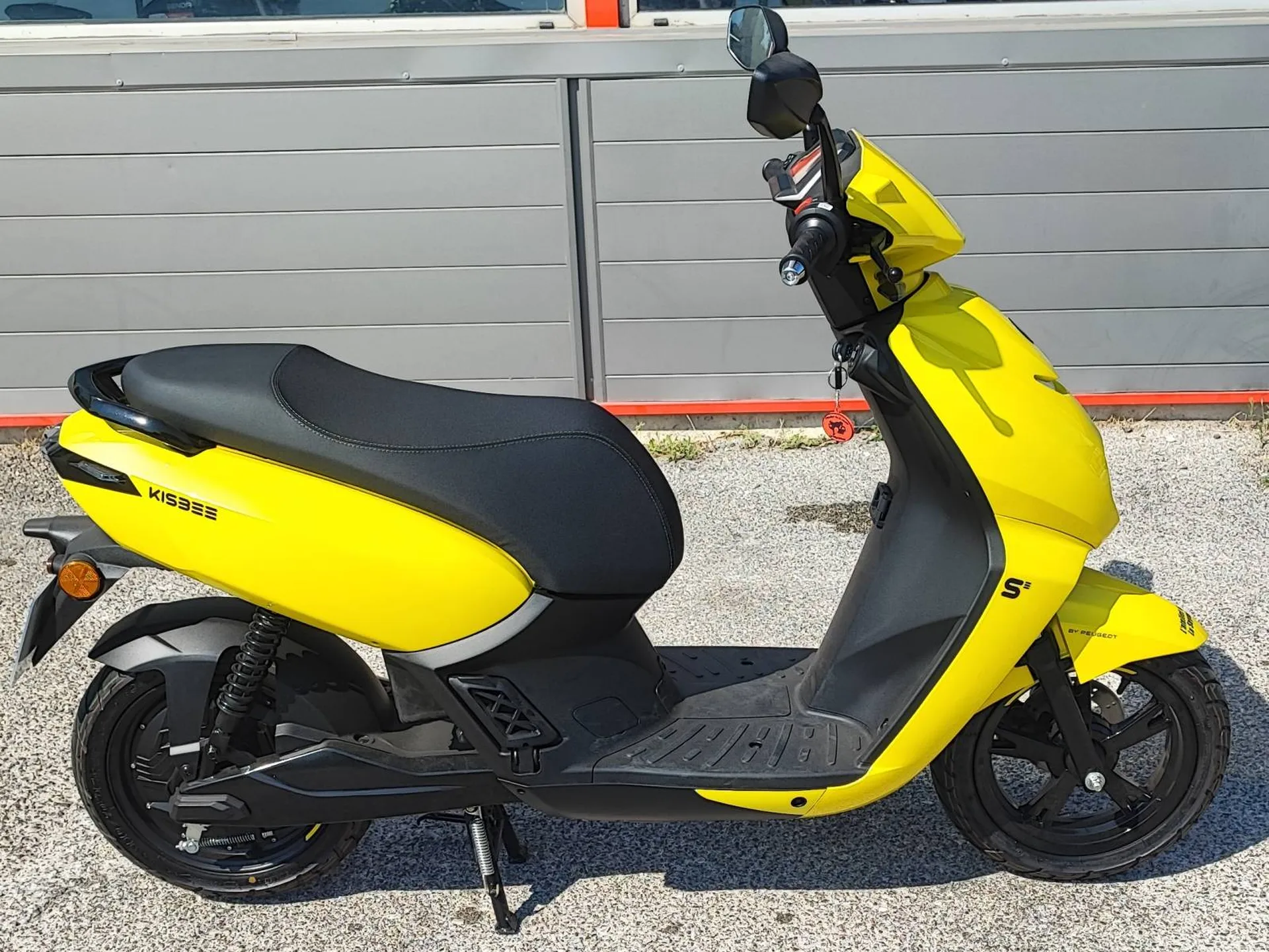 PEUGEOT KISBEE SE ÉLECTRIQUE 50cc DU 04/2025 AVEC 100 KM.