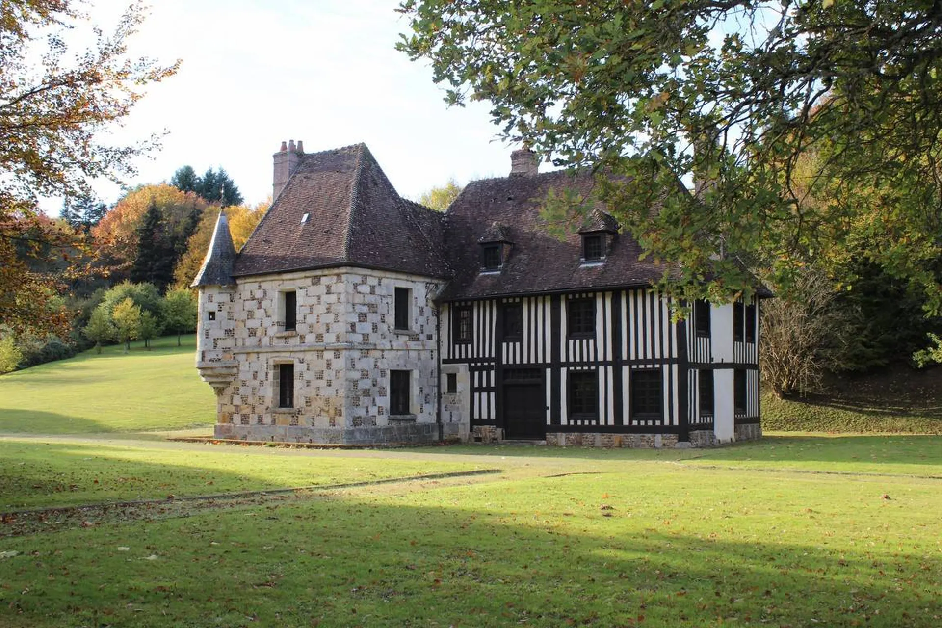 A découvrir magnifique manoir du 15ème siècle sur un domaine de 87 hectares proche d'Orbec 14