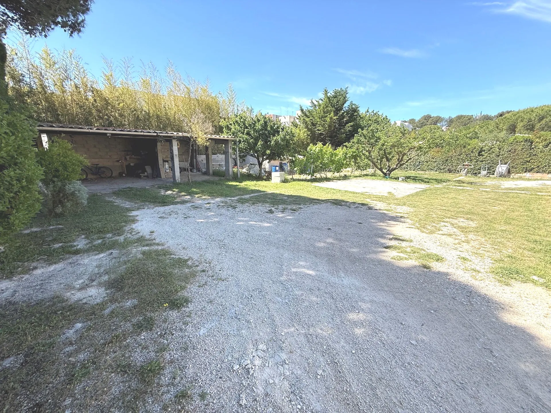 En vente villa de 110m² avec un terrain plat de 877m² piscinable