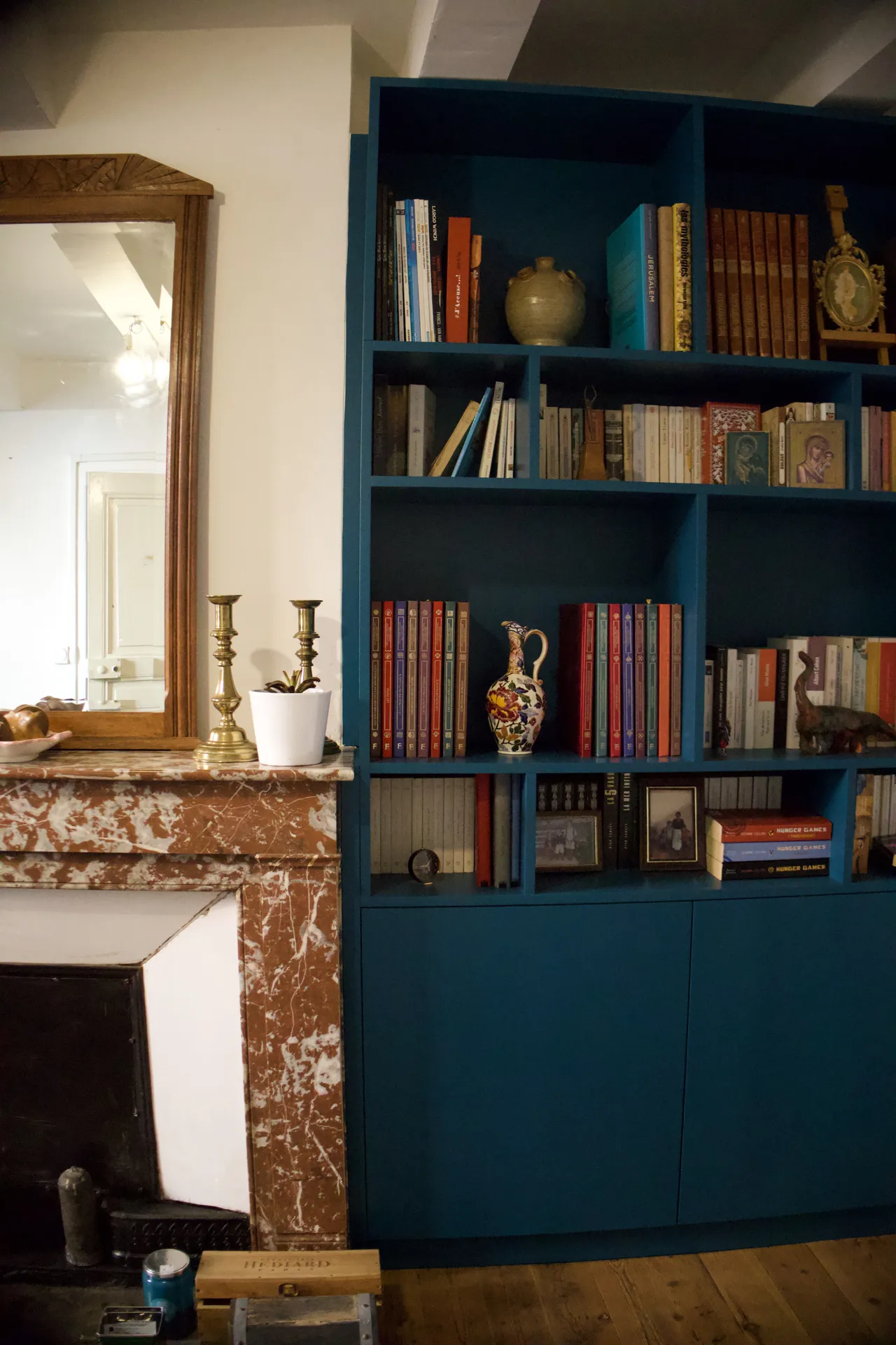 Bibliothèque bleue sur mesure intégrée à Vogüé en Ardèche pour un intérieur élégant et structuré