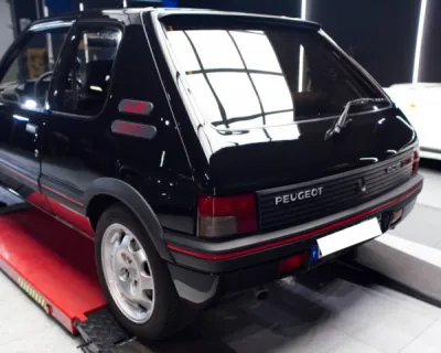 Revivez l'Éclat de votre 205 GTI avec Gloss Obsession près de Vannes : Polissage, Traitement Céramique et Plus.