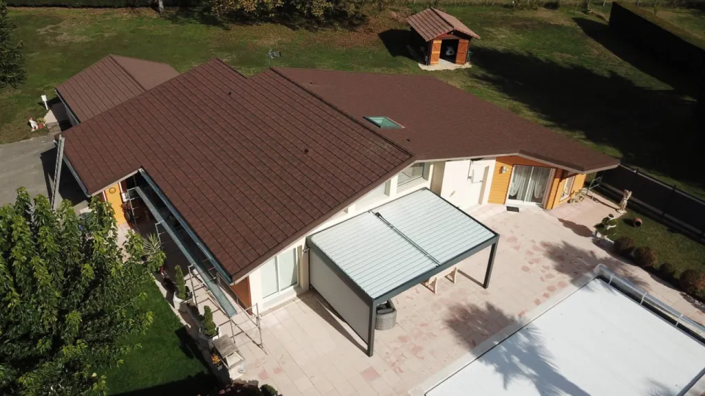 Grande maison en Isère rénovée en tuiles métalliques GERARD SENATOR dans la couleur BARK