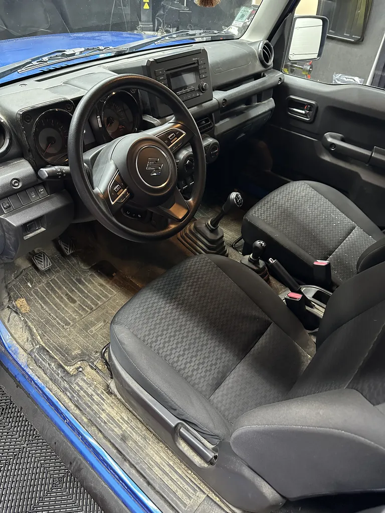 Nettoyage intérieur complet Suzuki Jimny très encrassé avec shampouinage moquettes intensif pour remise en état près de Torcy