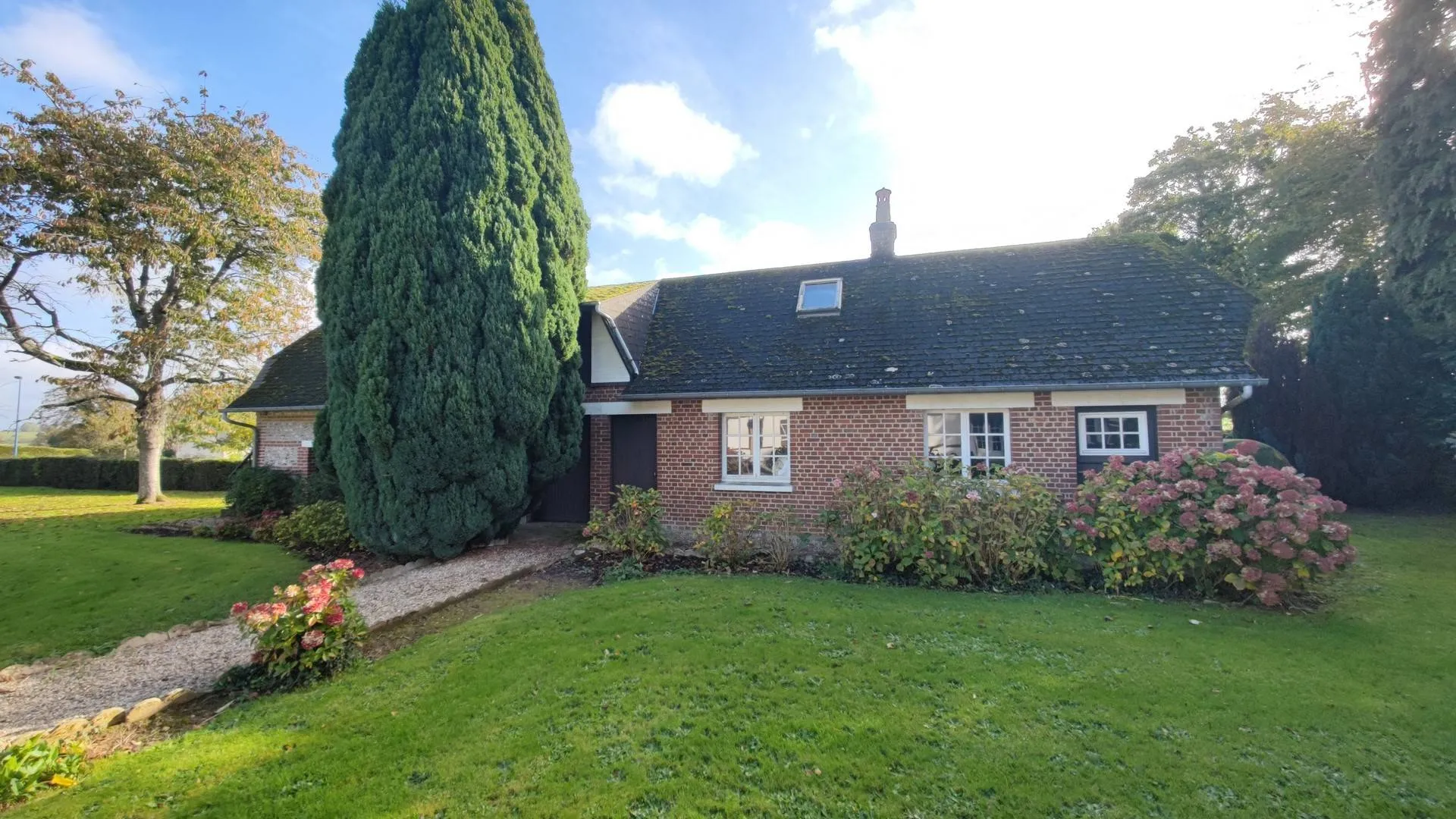 Longère de 153 m² avec dépendance sur 3300 m² de terrain, dans un village calme située à 20 mn de la Mer et de Dieppe, en Normandie, proche d'un bourg tous commerces.