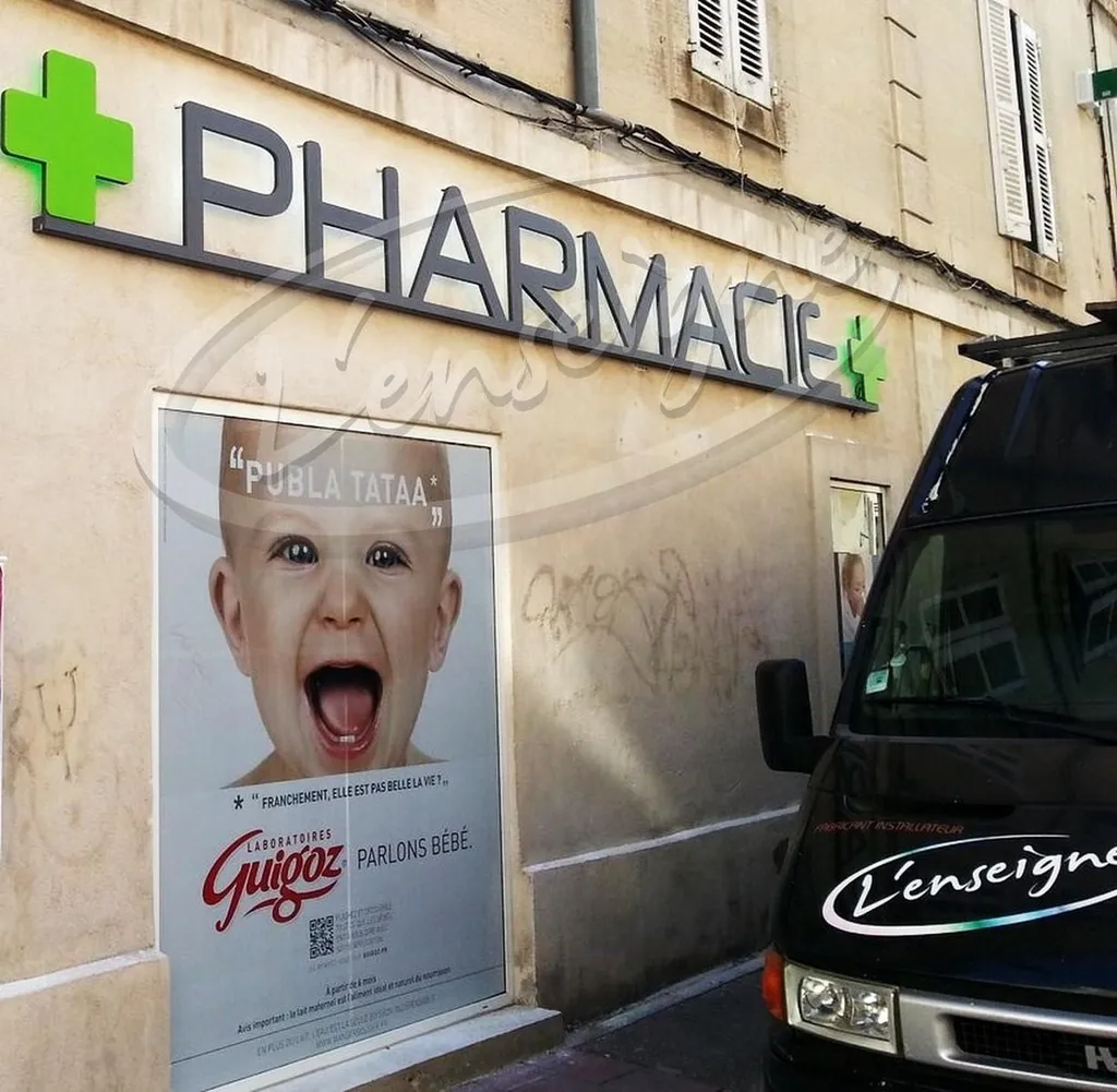 Lettres reliefs enseigne et croix de pharmacie gap