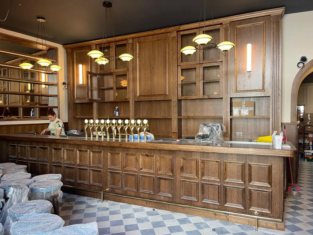 Concevoir un aménagement intérieur en bois haut de gamme pour restaurant accueillant et professionnel à Marseille et environs