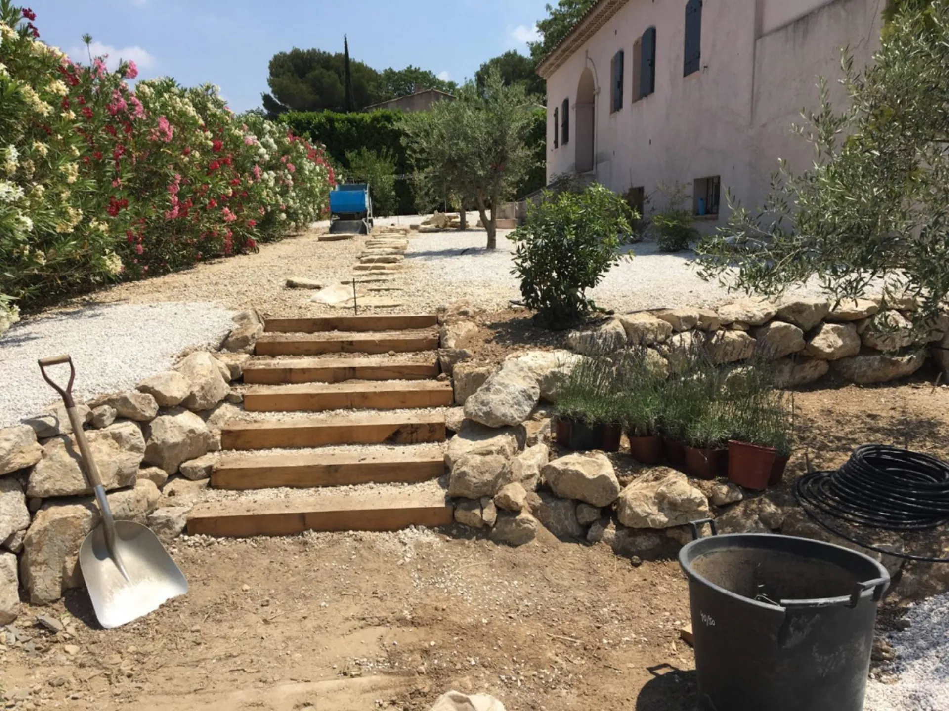 Aménagement d'un escalier en poutre chêne à Eguilles 13510 Aménagement d'un escalier en poutre chêne à Eguilles 13510