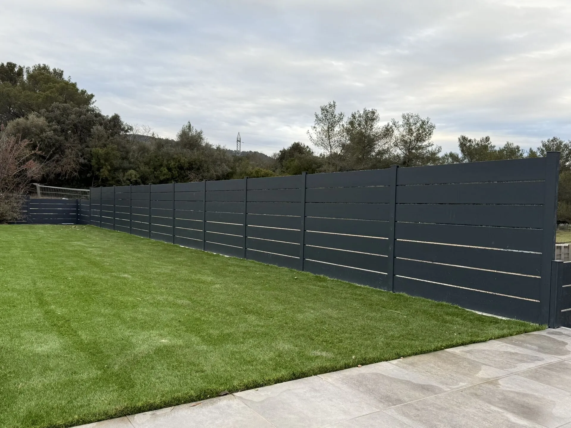 Pose de gazon synthétique et aménagement paysager – Domaine de Tourris, La Valette-du-Var