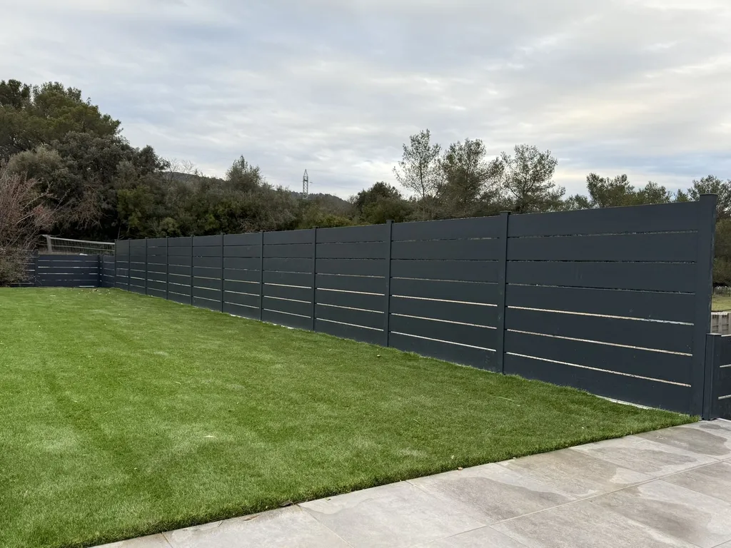 Pose de gazon synthétique et aménagement paysager – Domaine de Tourris, La Valette-du-Var