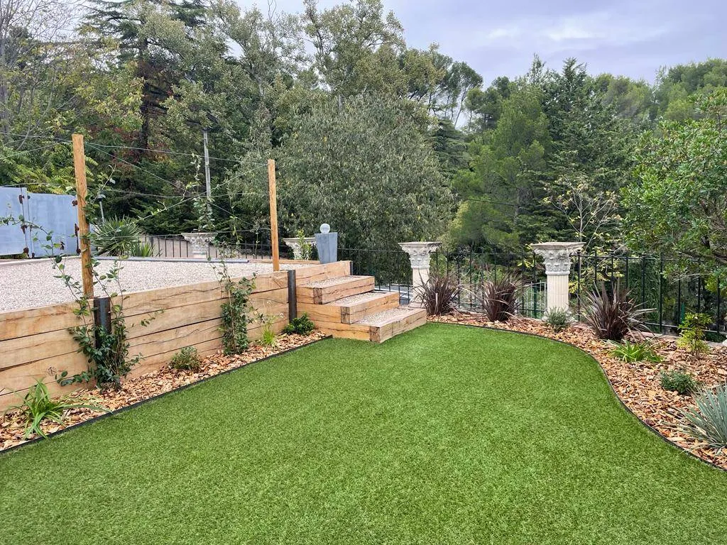 Pose d’un gazon artificiel aux Angles (Gard)