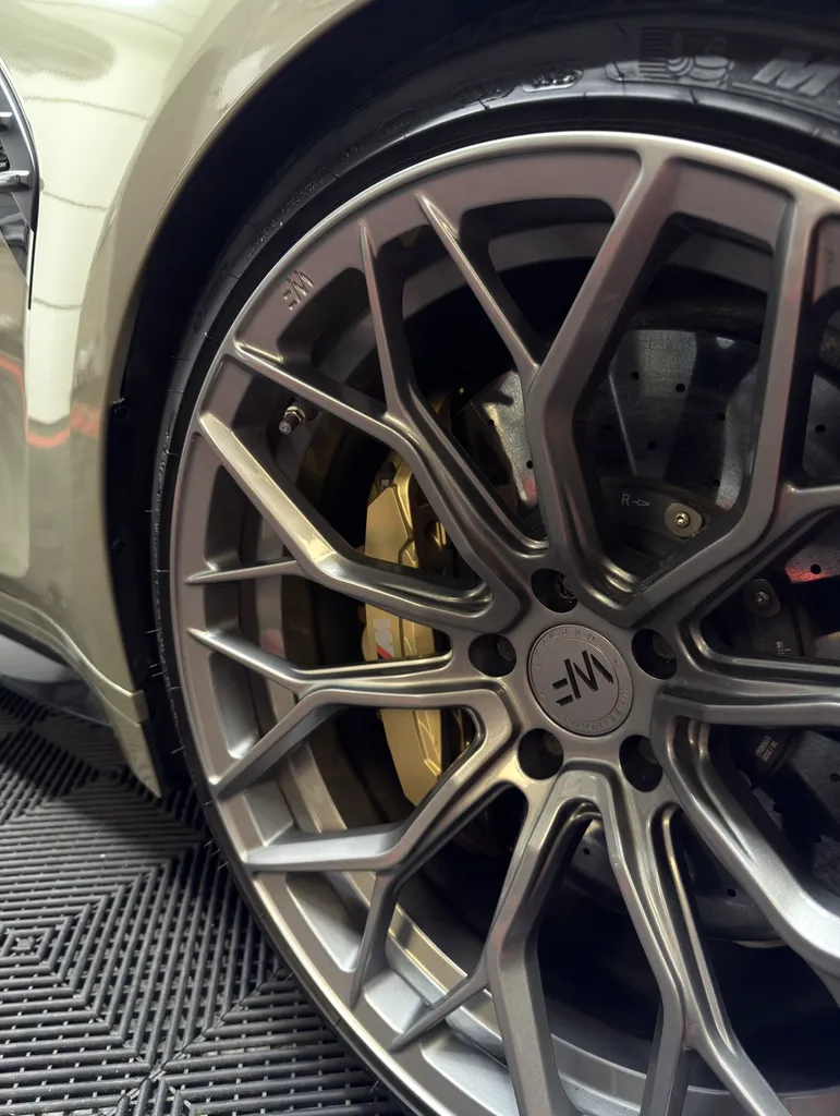 Préparation esthétique extérieure sur BMW M3 G80 avec covering pour entretien et mise en valeur près de 77164 Ferrières-en-Brie