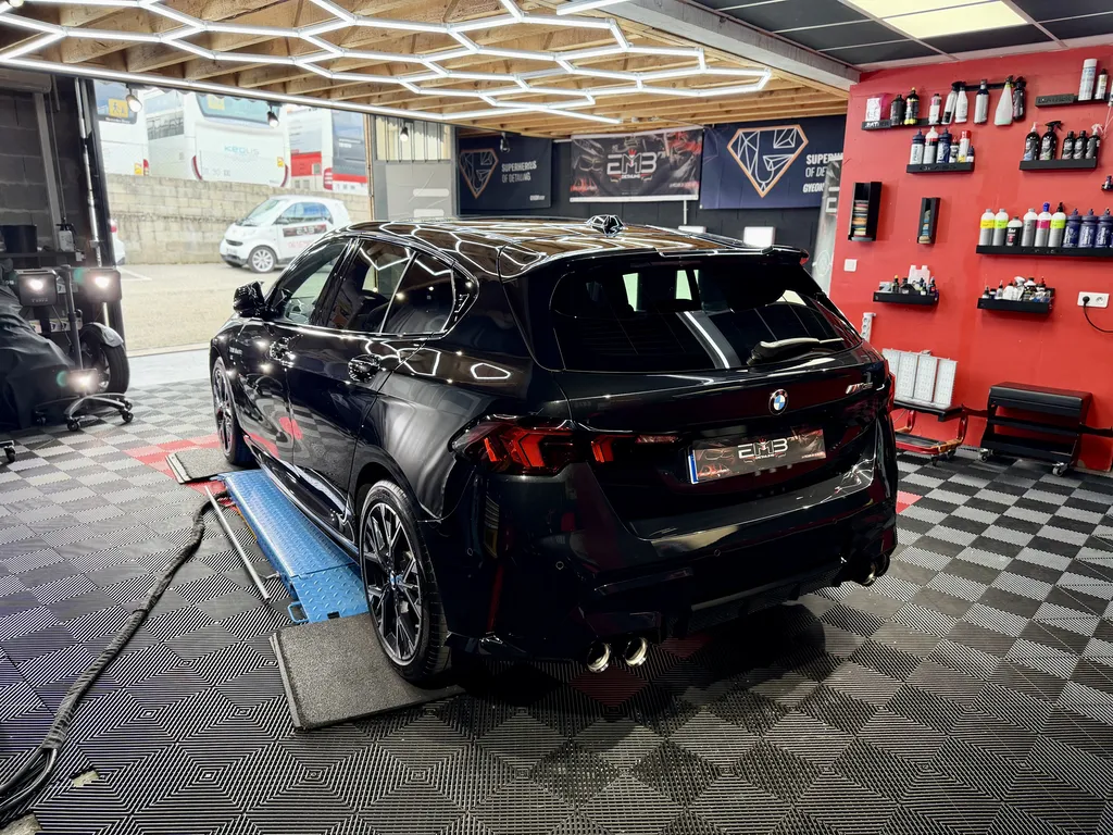 Traitement céramique BMW M135i à Vaugneray près de Lyon – Polissage carrosserie et protection GYEON Infinite Ouest Lyonnais