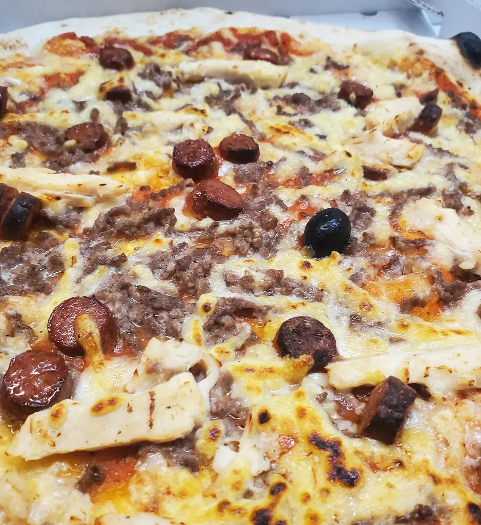 pizza 3 viandes à  savourer sur salon de provence le soir en livraison gratuite ou à emporter