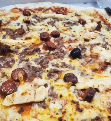 pizza 3 viandes à  savourer sur salon de provence le soir en livraison gratuite ou à emporter