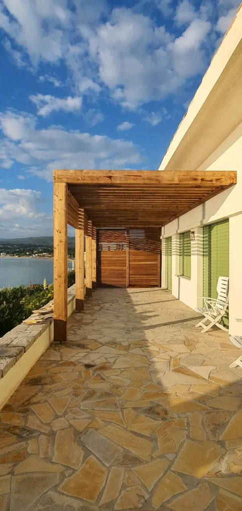 Mise en place de 2 panneaux pour Pare à vent coulissant à Saint Cyr sur mer dans le Var