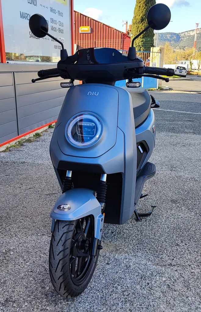 SCOOTER ÉLECTRIQUE OCCASION NIU MQI GT EVO ÉQUIVALENT 125cc DU 06/2022 AVEC 112 KM.