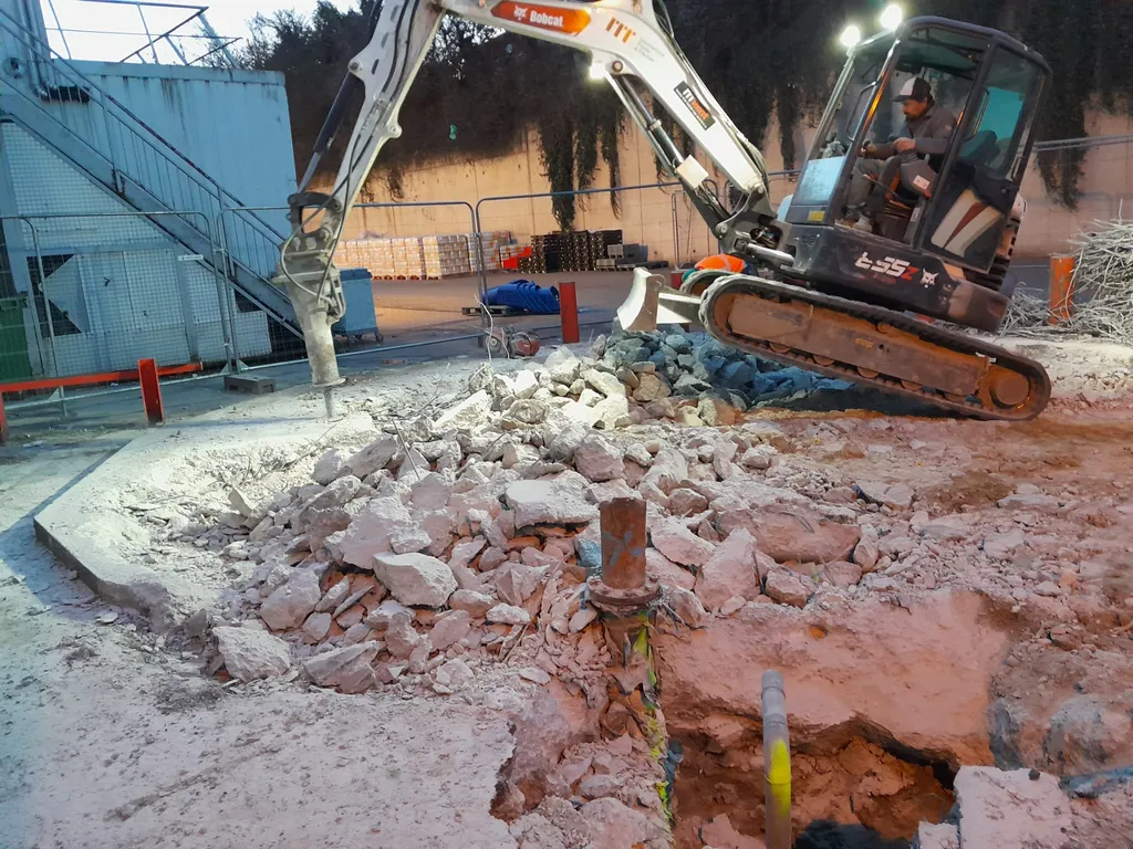Entreprise de démolition à Ecully, près de Lyon: démolition de dalle béton avec pelle mécanique et BRH