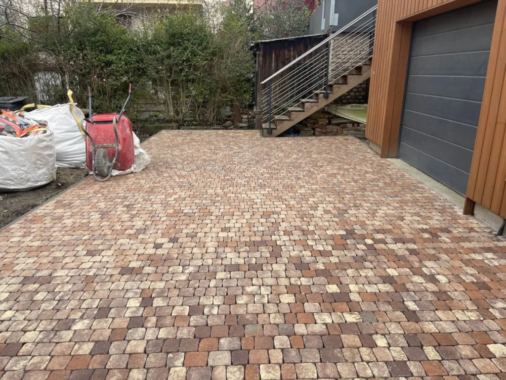 Réalisation d'une voie d'accès en pavé ARRISCADO avec finition joints en polymère à Strasbourg dans le Bas-Rhin