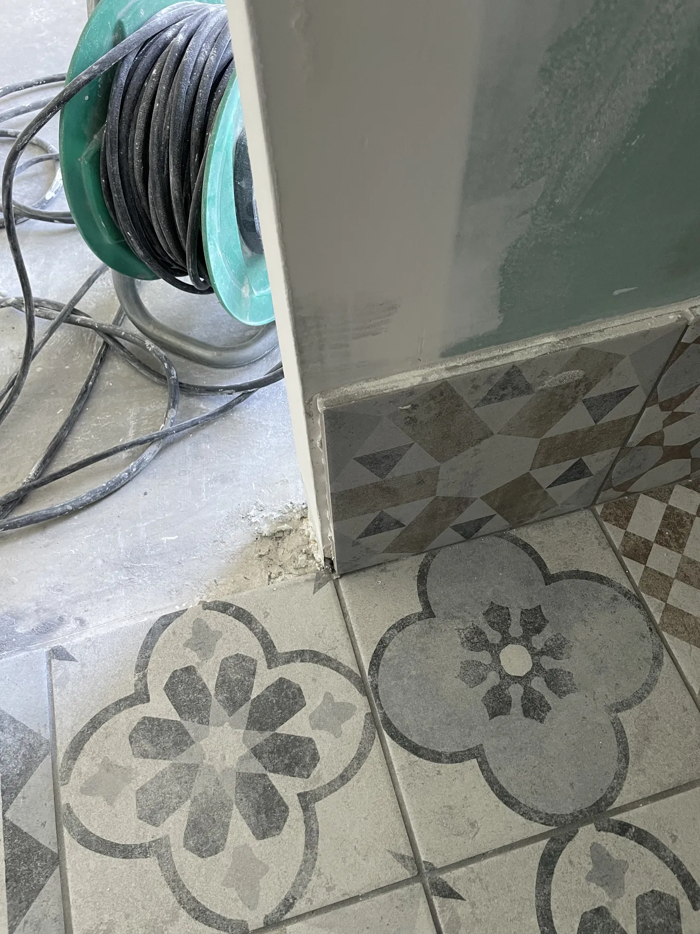 Travaux de rénovation de salle de bain avec pose de carrelage au sol dans une maison à Tassin-la-Demi-Lune près de Lyon (69)