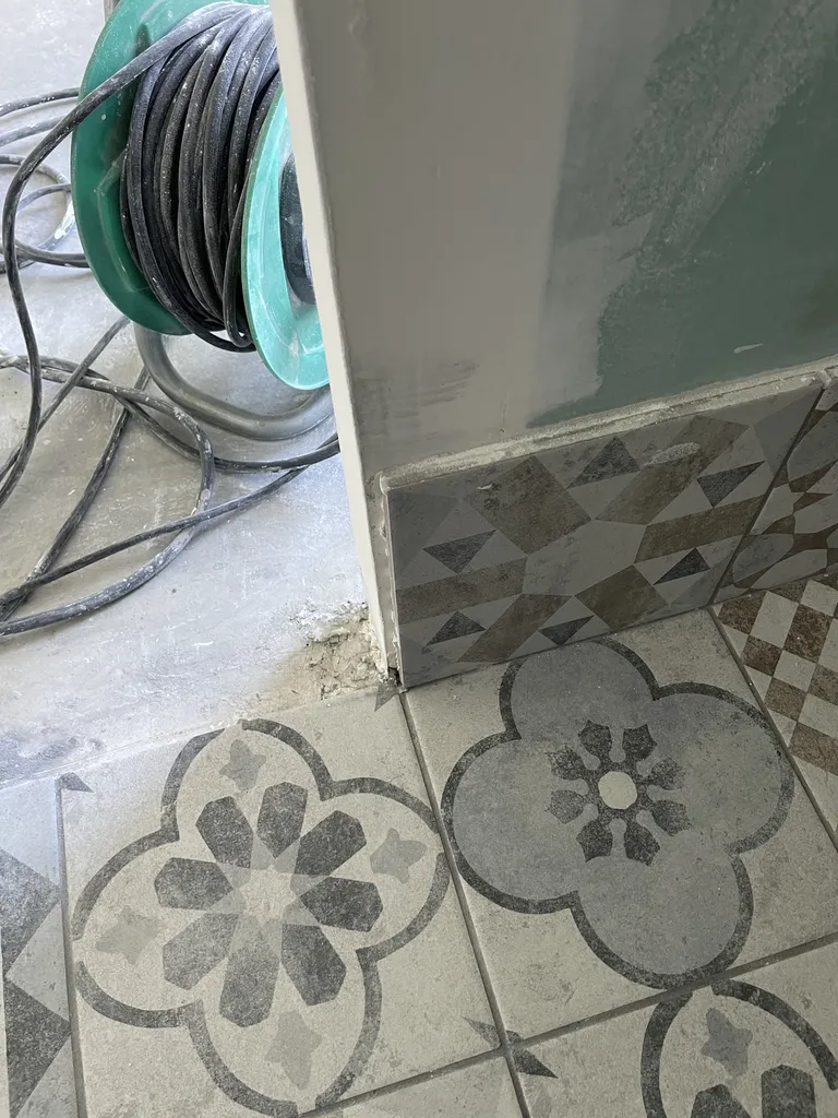 Travaux de rénovation de salle de bain avec pose de carrelage au sol dans une maison à Tassin-la-Demi-Lune près de Lyon (69)