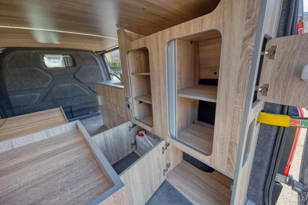 Ford Transit Custom Long aménagé sur-mesure à Grenoble : un van familial équipé pour la montagne iséroise