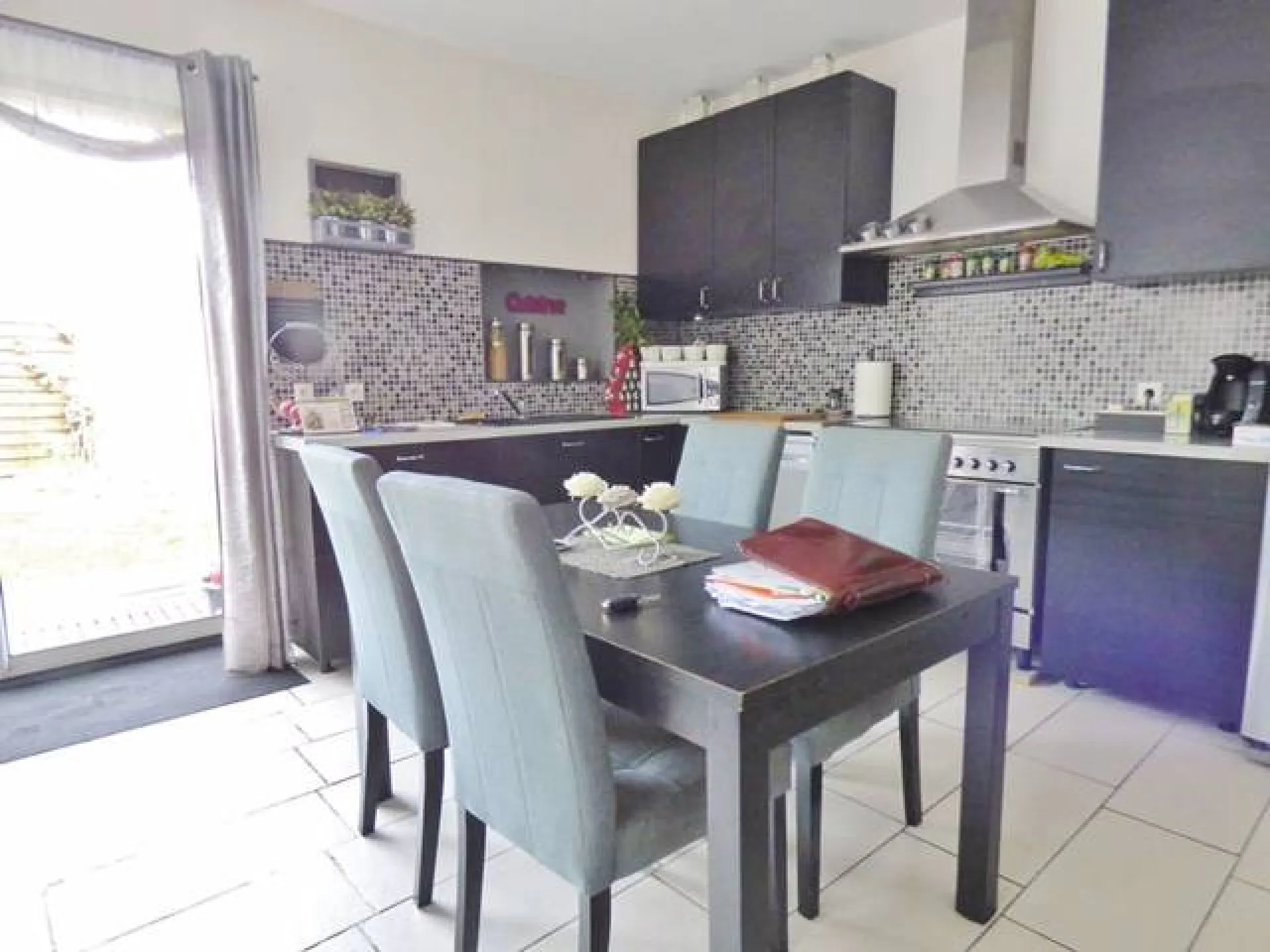 A acheter charmante maison rénovée avec goût de 75m² sur un terrain de 250m² avec terrasse et garage sur la commune de SAINT PIERRE LES ELBEUF 76320