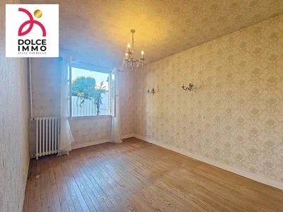 Atelier lumineux avec grandes fenêtres, parfait pour bricolage ou création