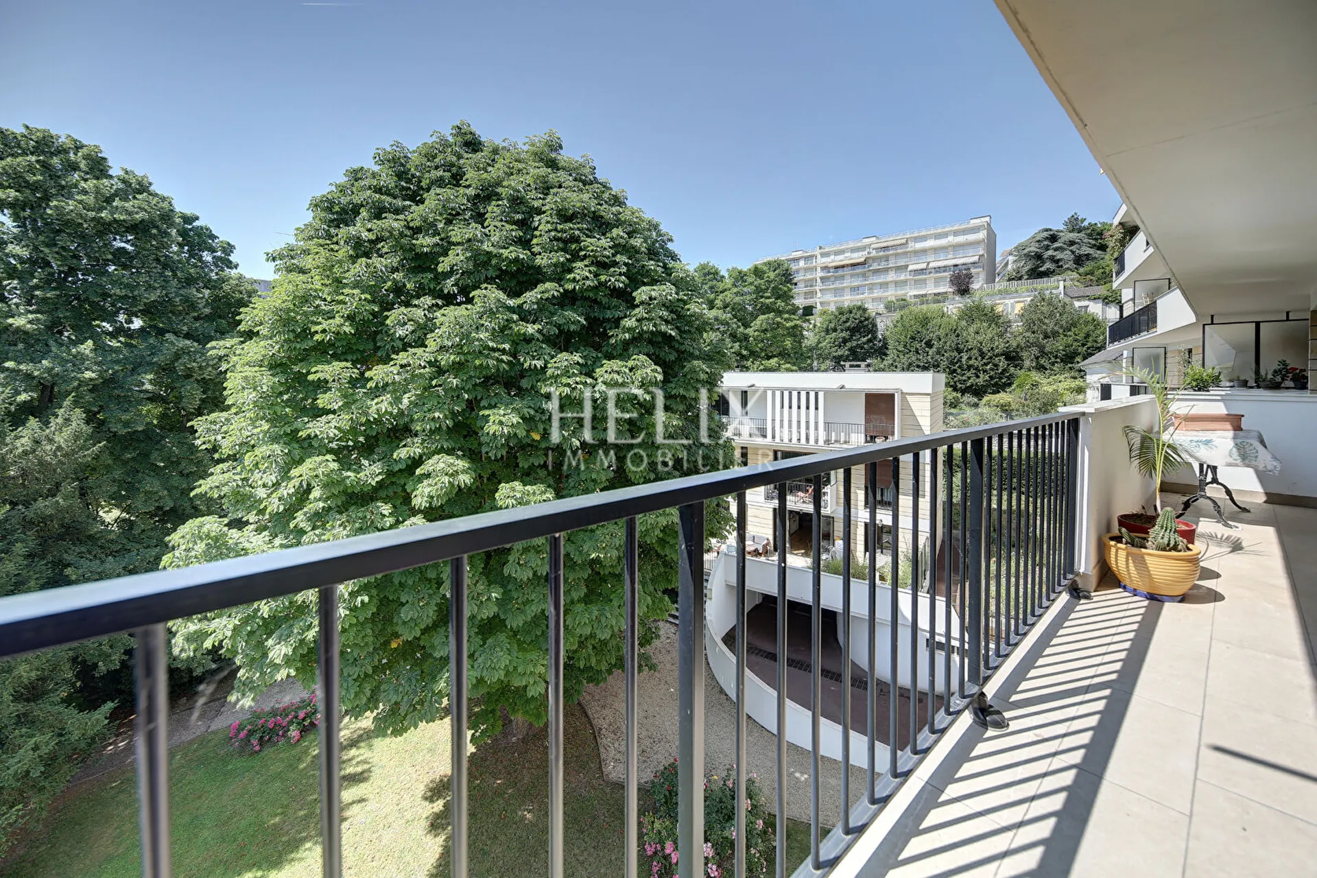 Vue depuis la loggia / balcon sur la verdure 