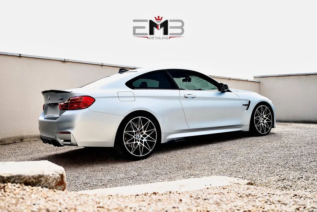 Remise à neuf de la carrosserie d'une BMW M4 à Lyon