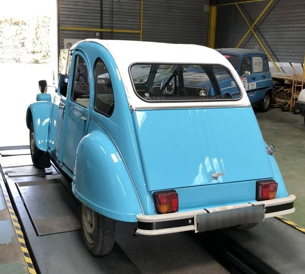 Autosur Martigues effectue le contrôle technique d'une 2CV pour qu'elle devienne véhicule de collection