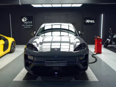 Polissage complet réalisé sur cette Porsche Macan, rendant la peinture aussi brillante que possible tout en éliminant les micro-rayures et autres imperfections visibles.