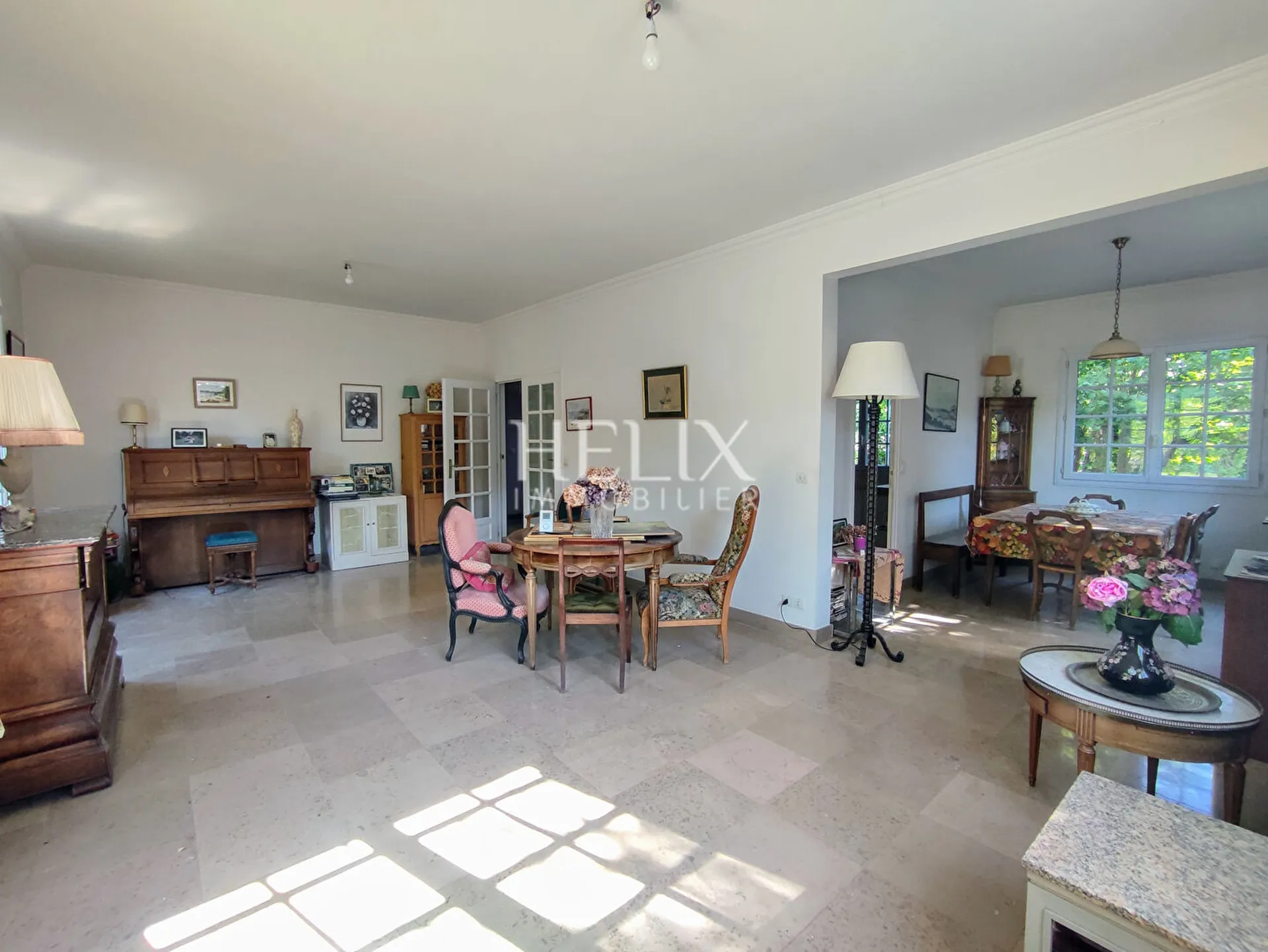 Maison familiale de 130 m2 sur 937 m2 de terrain comprenant 5 chambres, un grand double séjour et un sous-sol