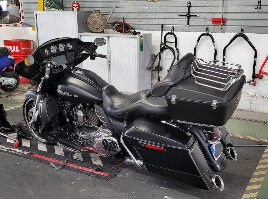 Une moto Harley Davidson pendant son CT chez Autosur Martigues près de Port-de-Bouc