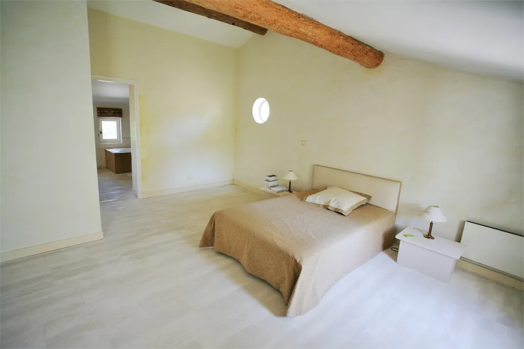 A vendre à Pernes-les-Fontaines, ancien mas avec dépendances sur 3,5 hectares de terrain    