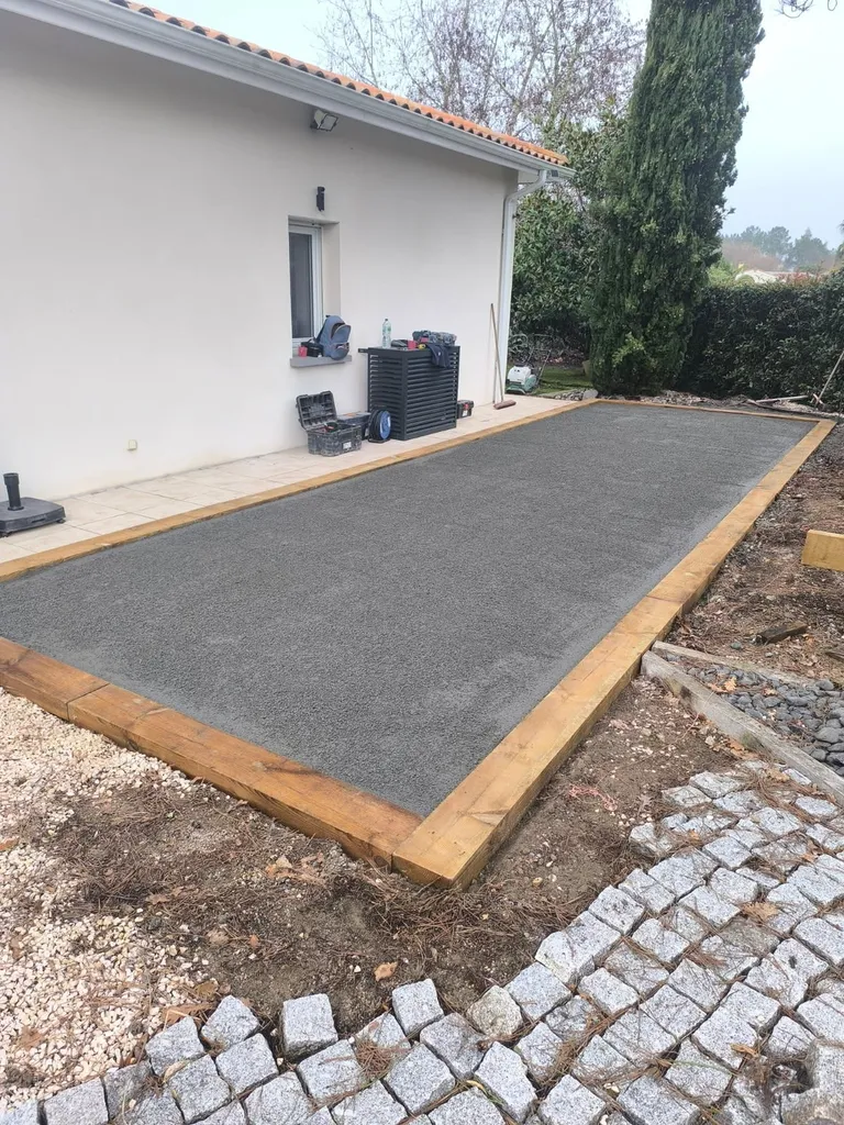 Sur la commune de Pessac, proche de Mérignac, l'équipe Terrabenne réalise la création d'un terrain de pétanque de 33m2 en gravier décoratifs de couleur gris.