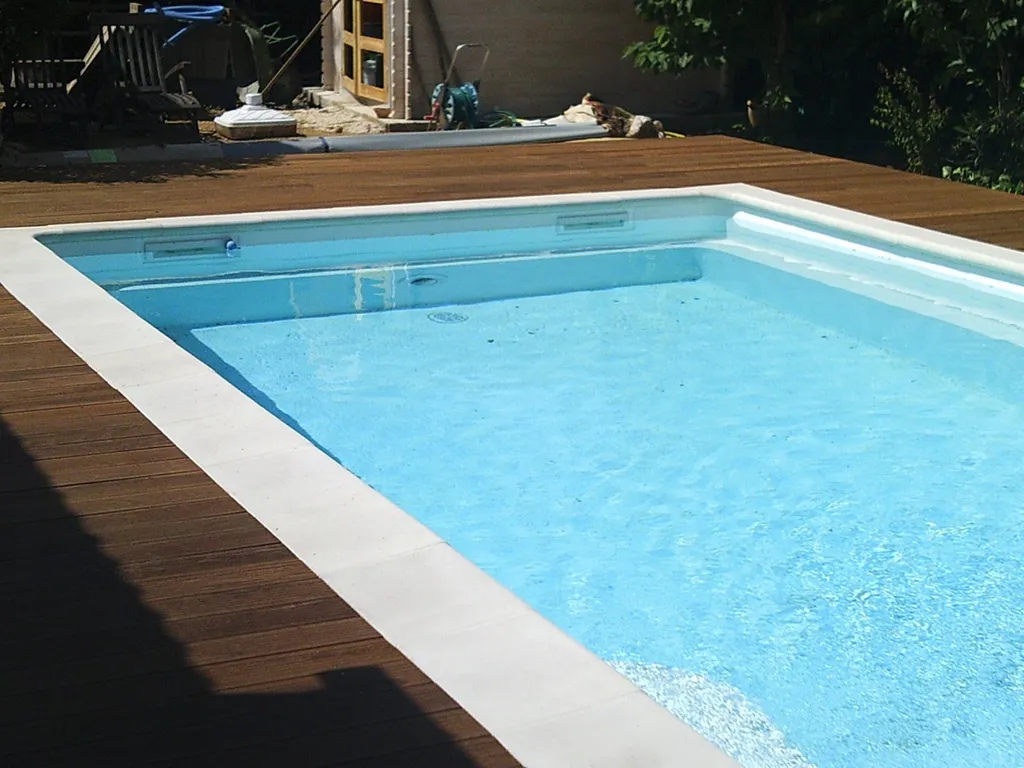 Aménagement tour de piscine en bois exotique à trets