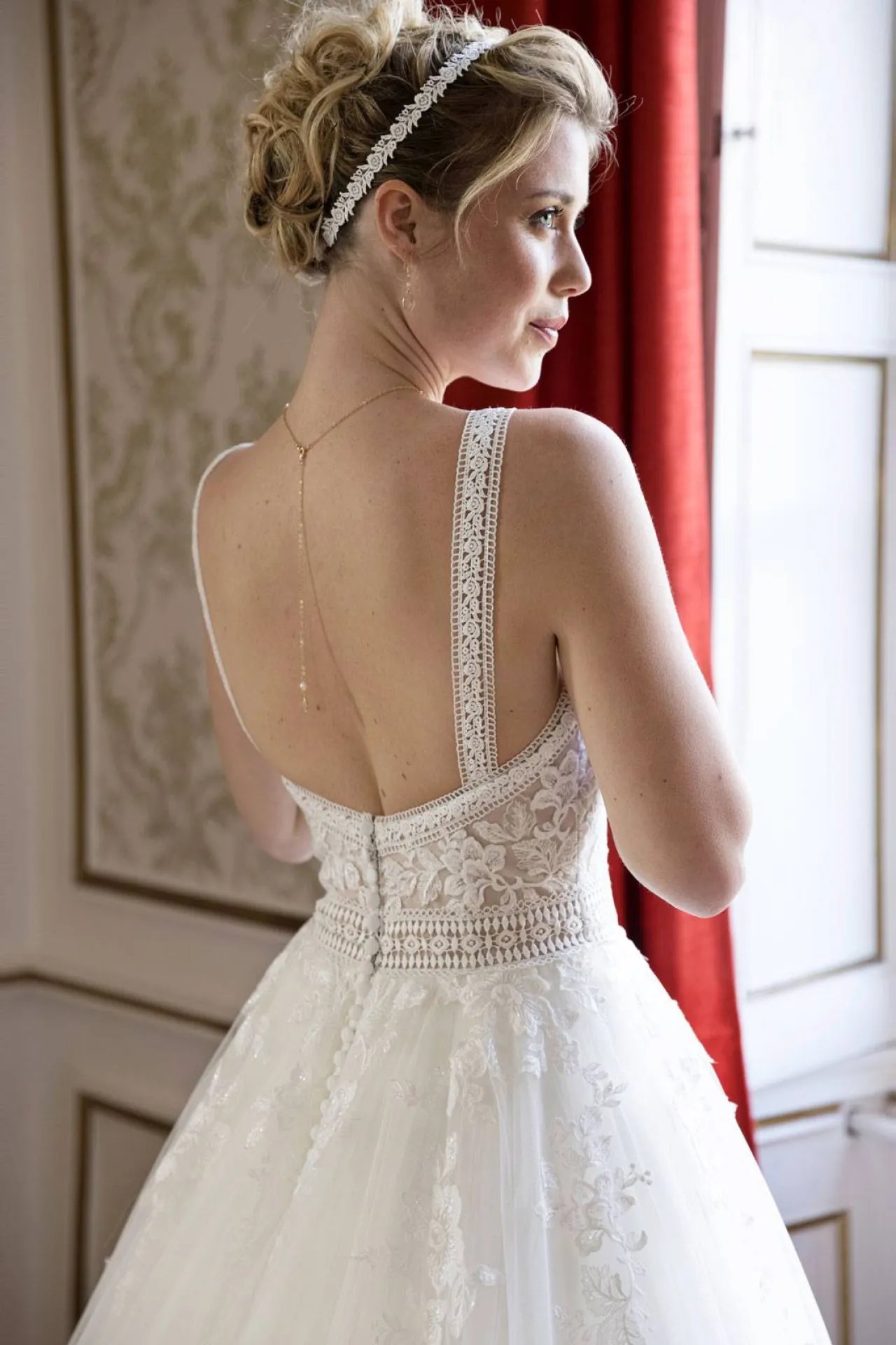 Robe de mariée bretelles fines en dentelle sur marseille 