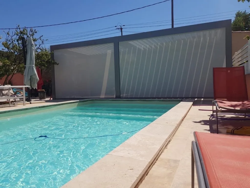 Mise en oeuvre d'une Pergola OPEN store Zip sur Martigues