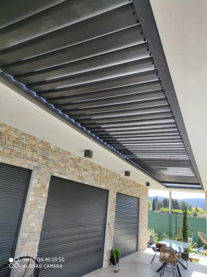 FABRICATION ET POSE TONNELLE OMBRIERE A VENTELLES AMOVIBLES SUR  MESURE AVEC PEINTURE THERMOLAQUEE A MARTIGUES 